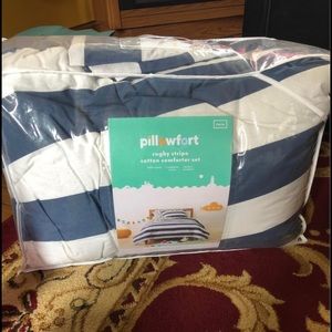 New pillowfort rugby stripe comforter twin size in navy and white